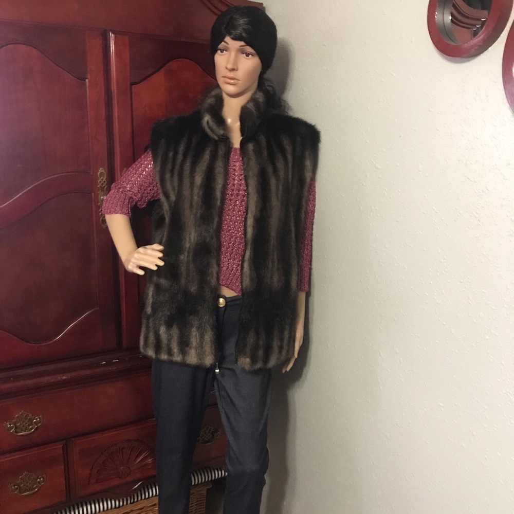 Gorgeous Fur Vest In Excellent Condition. - Picture 7 of 7